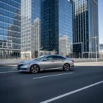 El Honda Accord se ha ganado su lugar como uno de los coches más confiables en el mercado. Los propietarios destacan su rendimiento constante y su capacidad para resistir tanto inviernos fríos como veranos calurosos sin problemas significativos. A pesar de algunas pequeñas quejas (como un ruido ocasional), el Accord sigue siendo una opción sólida para aquellos que buscan un coche que simplemente funcione, sin sorpresas. Los propietarios a menudo lo mantienen durante años, lo que habla de su durabilidad.