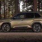 El Subaru Forester 2025 es un excelente ejemplo de cómo un sistema AWD confiable puede marcar la diferencia en la experiencia de conducción. Con tracción total estándar en todos los modelos, el Forester garantiza una maneja precisa y seguridad constante en condiciones mojadas o heladas. Su sistema permanente AWD asegura un agarré superior en pavimento seco, lo que lo hace ideal para familias que necesitan un vehículo con fiabilidad durante todo el año, incluso cuando las condiciones de la carretera no son ideales. Los conductores han elogiado su desempeño suave y confiabilidad incluso en condiciones desafiantes.