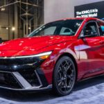 El Hyundai Elantra Hybrid se ha consolidado como una de las mejores opciones para quienes buscan fiabilidad y bajos costos de mantenimiento. Según Consumer Reports, el Elantra recibe una calificación de fiabilidad de 79 sobre 100, lo que significa que se espera que sea más confiable que el promedio de los autos nuevos. Además, su economía de combustible es excelente y su conducción es suave y cómoda, lo que lo convierte en un coche híbrido ideal para quienes buscan minimizar los gastos a largo plazo.