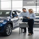 Los SUV de gran tamaño ofrecen espacio, lujo y capacidad, pero todo eso tiene un precio claro en el consumo de combustible. En 2025, varios de los modelos más grandes y potentes del mercado siguen priorizando la fuerza, el confort y el estatus por encima de la eficiencia, lo que se traduce en visitas frecuentes a la gasolinera. Para quienes valoran prestaciones y presencia antes que el ahorro, estos vehículos cumplen su promesa, aunque con un coste operativo elevado a largo plazo.