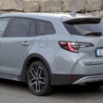 El Toyota Corolla es conocido por su fiabilidad y por ser uno de los coches que menos problemas de motor presenta. Su motor simple y con pocos componentes que puedan desgastarse es una de las razones por las que este vehículo ha ganado una gran reputación por su longevidad. Si lo cuidas adecuadamente, es muy probable que llegues a las 300,000 millas sin mayores inconvenientes.

Además, el Corolla ha sido una opción popular entre los conductores por su bajo costo de mantenimiento. Este modelo ha sido uno de los más vendidos en el mundo, destacando por su resistencia y su capacidad para recorrer largas distancias sin complicaciones mecánicas importantes.