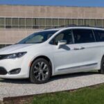 La Chrysler Pacifica Hybrid es una de las pocas minivanes híbridas disponibles en el mercado, lo que la hace destacar en un segmento donde no hay muchas opciones. Sin embargo, la fiabilidad de este modelo ha sido un problema importante. Los problemas persistentes de batería y sistema eléctrico han generado muchas quejas, lo que hace que la propiedad a largo plazo sea costosa y estresante.

Además, los propietarios han reportado que los costos de mantenimiento de la batería híbrida son más elevados de lo esperado, lo que puede afectar considerablemente el presupuesto de las familias. Aunque es una opción para quienes necesitan mucho espacio, los problemas de fiabilidad la convierten en una opción menos atractiva para quienes buscan un vehículo híbrido duradero.