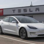 El Tesla Model 3 ha sido un referente en el mercado de los vehículos eléctricos (EV) de Estados Unidos. Si bien Tesla es conocida por sus vehículos de alto rendimiento, el Model 3 destaca como el modelo más accesible de la marca, sin sacrificar el rendimiento ni la tecnología. A lo largo de los años, este modelo ha demostrado ser una excelente opción para aquellos que buscan eficiencia energética, con un alcance que supera el promedio en su segmento. Además, la infraestructura de carga de Tesla sigue siendo una de las mejores del país, lo que hace que la propiedad del Model 3 sea más cómoda.

Ya sea nuevo o de segunda mano, el Model 3 sigue siendo una opción increíblemente atractiva, con características avanzadas como el piloto automático y una experiencia de conducción muy por encima de sus competidores.