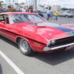 Capó largo, zaga corta y una postura ancha y baja definen al Challenger R/T. Sus líneas musculosas y la opción del legendario 426 Hemi le daban una presencia visual que pocos muscle cars podían igualar.