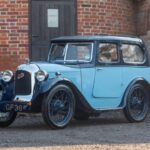 Basado en el Austin Seven de 1927, el Swallow ofrecía un diseño más deportivo y elegante. Sus líneas curvas y detalles como el parabrisas en V anticiparon el nacimiento de SS Cars, futura Jaguar.