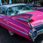 El Cadillac Eldorado de 1959 es el icono indiscutible de la era tailfin. Sus aletas alcanzaban casi 42 pulgadas de altura y se proyectaban hacia el exterior con una teatralidad sin precedentes. Diseñado bajo la dirección de Chuck Jordan, combinaba exuberancia visual con tecnología avanzada, rematada por un V8 de 6,4 litros capaz de entregar 345 CV y un par acorde a su imponente presencia.