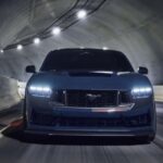 Seamos claros desde el inicio: ningún coche con más de 500 caballos es realmente “barato”. Incluso hoy, cuando existen vehículos nuevos por debajo de los 20.000 dólares, la potencia extrema sigue teniendo un coste elevado. Superar la barrera de los 500 HP implica pagar bastante más que por un sedán convencional. Aun así, no todos los coches potentes son absurdamente caros, y algunos modelos ofrecen una relación potencia-precio razonable dentro del segmento de alto rendimiento.