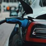 Es habitual pensar que un coche eléctrico no llega lejos, pero esa idea suele partir de escenarios extremos y no del uso real. Hoy, muchos EV cubren sin problema los trayectos diarios habituales, como ir al trabajo, llevar a los niños o hacer recados. Además, cargar en casa permite empezar cada día con la batería llena, y la red de carga rápida y las herramientas de planificación han mejorado notablemente.