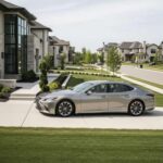 El Lexus LS 500 es conocido por ser el epítome de la fiabilidad. Según Consumer Reports, este sedán de lujo ofrece una presencia constante y sin dramas. Los propietarios destacan su comportamiento sólido y confiable a lo largo de los años, aunque algunos mencionan pequeños detalles que pueden repetirse con el tiempo. Este vehículo suaviza los viajes largos con su confort excepcional, pero algunos se preguntan si la conducción podría volverse un tanto aburrida después de un tiempo.