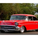 El Chevrolet Bel Air fue uno de los grandes símbolos de los años 50, destacando por su pintura bicolor, abundante cromo y aletas traseras marcadas. Ofrecía un andar suave, motores potentes y un interior amplio, lo que lo convirtió en un referente tanto para familias como para entusiastas. Su diseño elegante y su presencia siguen siendo admirados, y una reinterpretación moderna podría combinar nostalgia y tecnología actual.