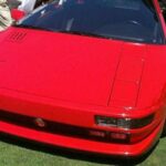 Este extraño superdeportivo italiano surgió a finales de los años 80, creado por exingenieros de Lamborghini junto al productor musical Giorgio Moroder. Su rasgo más llamativo era un motor V16 montado en posición transversal, oculto bajo una carrocería afilada y angular. Solo se fabricaron unas pocas unidades, lo que lo convirtió en una auténtica rareza.