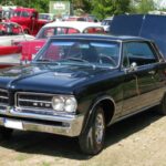 Considerado por muchos como el primer muscle car auténtico, el Pontiac GTO debutó en 1964 y rápidamente se ganó a los fanáticos con su potente V8. Aunque perdió popularidad en los años 70 por regulaciones de emisiones, sigue siendo un símbolo de innovación automotriz y merece una segunda oportunidad a través de la restauración.