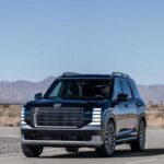 El Hyundai Palisade 2026 se mantiene como un referente de confort y refinamiento, priorizando la comodidad familiar por encima del rendimiento extremo. Su motor V6 de 3.8 litros proporciona una conducción suave y silenciosa, ideal para viajes largos. Aunque no es el más potente de su clase, su enfoque en durabilidad y fiabilidad lo convierte en una excelente opción para quienes buscan un SUV relajado pero capaz. El espacio de carga es más que suficiente para una familia grande, con un diseño interior que maximiza la comodidad en todas las filas.