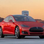 Si estás pensando en comprar un Tesla Model S usado, es mejor que lo pienses dos veces. Los primeros modelos del Model S (hasta 2021) sufren de diversos problemas relacionados con la calidad de la construcción y la fiabilidad de los sistemas eléctricos y de la batería. Aunque es un coche eléctrico avanzado, las reparaciones para mantenerlo en buen estado son caras y complicadas, especialmente si el coche tiene una alta kilometrada. Además, las baterías de estos modelos pueden necesitar un reemplazo costoso después de unos años, lo que hace que la compra de un Tesla Model S usado no sea tan atractiva, ya que a menudo es más rentable comprarlo nuevo.