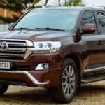 El Toyota Land Cruiser es un clásico conocido por su durabilidad y capacidad para enfrentar terrenos difíciles. Aunque su precio puede ser elevado, este vehículo está diseñado para durar décadas con un mantenimiento mínimo. Los propietarios del Land Cruiser reportan que, incluso después de cientos de miles de kilómetros, el vehículo sigue funcionando con gran fiabilidad. Gracias a la ingeniería de Toyota, el Land Cruiser rara vez requiere reparaciones importantes, lo que lo convierte en una opción confiable para quienes buscan un vehículo que aguante cualquier desafío.