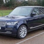 El Land Rover Range Rover destaca por su lujo, presencia y capacidades todoterreno, pero la fiabilidad no es su punto fuerte. Los propietarios reportan fallos habituales en la suspensión neumática, problemas electrónicos complejos y averías en la transmisión. El mantenimiento anual ronda los 1.500 dólares, una cifra elevada que suele aumentar con los años y fuera de garantía.