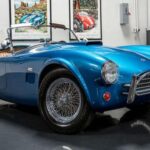 El Superformance Shelby CSX8000 es una continuación oficial del Cobra MKII y cuenta con licencia directa de Shelby Licensing, lo que le permite figurar en el registro oficial Shelby. Se ofrece con carrocería de fibra de vidrio o aluminio, además de detalles clásicos como dorsales y franjas Le Mans. Es un coche tan competitivo en pista como utilizable en carretera, manteniendo el chasis, la arquitectura y el espíritu del Cobra original de los años 60.