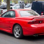El Mitsubishi 3000GT VR-4 fue una demostración tecnológica brutal en los años 90: tracción total, doble turbo, aerodinámica activa y dirección a las cuatro ruedas. Su Active Aero ajustaba automáticamente alerones y spoilers a partir de 80 km/h, algo casi futurista para su época. Sin embargo, tanta complejidad terminó siendo su condena, ya que hoy mantener todos esos sistemas funcionando es caro y complicado, lo que lo relegó al olvido general.
