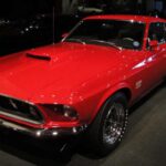 El Ford Mustang Boss 429 nació en 1969 como un modelo de homologación para NASCAR, obligando a Ford a instalar un enorme V8 de 7.0 litros en el Mustang. Las modificaciones necesarias fueron profundas, pero el resultado fue un coche legal para la calle con prestaciones impresionantes. Con menos de 1.400 unidades fabricadas, hoy es uno de los Mustang más codiciados y valiosos jamás producidos.
