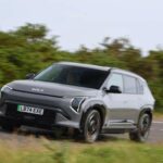 El Kia EV3 encabeza el ranking como el coche eléctrico más fiable del mundo, con una calificación perfecta del 100%. Lanzado recientemente, ningún propietario encuestado ha reportado problemas hasta el momento. Esta fiabilidad, sumada a sus especificaciones competitivas, convierte al EV3 en una de las opciones más recomendables para quienes buscan dar el salto a la movilidad eléctrica con total confianza.