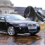 Lo que comenzó como un refinado rival del MGB terminó convirtiéndose en un misil gracias a Carroll Shelby. Al sustituir el modesto cuatro cilindros por un V8 Ford de 4,2 litros, el Sunbeam Tiger pasó a ser un deportivo brutal con estética elegante. Se fabricaron algo más de 7.000 unidades y hoy sobreviven unas 300, lo que explica su cotización al alza.