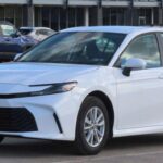El Toyota Camry 2025 reafirma su reputación como una de las berlinas más fiables del mercado. Su sistema híbrido destaca por suavidad, consumo contenido y una conducción muy equilibrada. El interior transmite solidez, con buenos materiales y controles intuitivos, lo que lo convierte en una compra segura para quien busca durabilidad y confort a largo plazo.