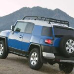 El Toyota FJ Cruiser 2014 se mantiene como uno de los SUV más resistentes y confiables jamás fabricados por Toyota. Este todoterreno cuenta con una impresionante calificación de confiabilidad de 90/100 según JD Power, lo que lo coloca como uno de los mejores en su clase. Con una vida útil promedio de 182,166 millas (aproximadamente 14 años), el FJ Cruiser es ideal para quienes buscan un SUV con una durabilidad sobresaliente. De hecho, tiene un 39% de probabilidades de superar las 200,000 millas, lo que lo convierte en una opción extremadamente confiable.