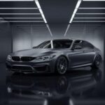 El BMW M3 parece tenso incluso detenido, como si estuviera esperando una orden que nunca llega. La dirección se siente viva, a veces demasiado, intentando equilibrar el uso diario con una actitud deportiva que no siempre encaja. Aun así, sigue siendo uno de esos coches que podrías llevar a cualquier sitio sin parecer fuera de contexto. La gente lo mira, quizá porque ya lo conoce demasiado bien, quizá porque sigue representando una referencia inevitable.