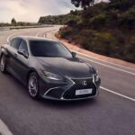 El Lexus ES es el ejemplo perfecto de lujo sin sobresaltos. Su mecánica probada, especialmente en versiones V6 e híbridas, lo convierte en uno de los sedanes premium más fiables del mercado usado y nuevo, pensado para acumular kilómetros sin dramas.
