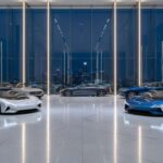 El lujo contemporáneo ya no se mide solo en cuero y madera noble. Hoy se paga por silencio eléctrico, por ingeniería híbrida de cuatro cifras, por fibra de carbono artesanal y por estatus. Estos modelos empujan el límite del precio y de la exclusividad. Algunos cuestionan su valor real; los compradores con cuentas ilimitadas no lo hacen. Para ellos, la rareza es parte del producto.