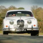 Jaguar ya había demostrado su carácter deportivo con el Mk1, pero el Mk2 3.8 llevó la receta a otro nivel. Más potente, más rápido y más refinado, se convirtió en un icono tanto en carretera como en competición. En manos de leyendas como Moss o Hawthorn, esta berlina familiar mostró que el lujo británico también sabía correr, y mucho.