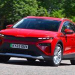 El Skoda Elroq llega más tarde que muchos rivales, pero lo hace con la fórmula perfectamente afinada. Basado en el Enyaq, prioriza la practicidad y el confort, con un habitáculo amplio incluso para adultos altos y un maletero generoso. En ciudad se mueve con agilidad gracias a su buen radio de giro, mientras que en autopista resulta estable y silencioso. Sus frenos ofrecen un tacto más consistente que algunos competidores directos y su autonomía oficial de hasta 360 millas lo convierte en un excelente viajero.