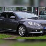 El Kizashi intentó llevar a Maruti Suzuki al terreno premium, pero su precio chocó frontalmente con la imagen económica de la marca. Pese a ser un buen producto, el público nunca aceptó pagar “precio alto por un Maruti”.