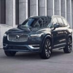 Como buque insignia de Volvo, el XC90 destaca por su seguridad y confort. A pesar de no ser el más moderno, su diseño elegante y su interior cuidado, junto con tecnología estándar de primer nivel, lo mantienen competitivo. La versión híbrida Recharge ofrece autonomía limitada, y la llegada del EX90 eléctrico podría desplazarlo como mejor SUV de la marca.