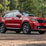 Este SUV mediano de tres filas destaca por su estilo y equipamiento, con tracción delantera y un motor híbrido eficiente. La EPA indica 39 mpg en ciudad y 35 mpg en carretera, aunque en pruebas reales las cifras pueden ser algo más bajas. Sigue siendo una opción sólida para familias conscientes del consumo.