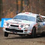 El Celica GT-Four es un deportivo de edición limitada que alcanzó notoriedad gracias a su participación en el Campeonato Mundial de Rally. Con solo 2.500 unidades producidas, incorpora el motor 3SGTE que ofrece potencia lineal y manejo preciso. Su historia en el rally y la escasez de repuestos aumentan su valor entre coleccionistas, consolidándolo como una pieza histórica dentro del legado de Toyota en competición.