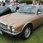 Con líneas de Pininfarina y un encanto británico, el XJ6 Series III impresiona a la vista. Sin embargo, problemas eléctricos y sobrecalentamientos recurrentes ahuyentan a los compradores. Aunque los aficionados aman su estilo clásico, los costos de mantenimiento superan su valor de mercado, lo que deja a estos modelos en segundo plano.