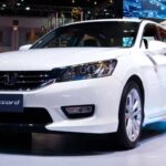 Con un precio base de $28,395, el Honda Accord 2026 continúa siendo una de las opciones más populares en el segmento de sedanes medianos. Este modelo ha sido incluido 40 veces en la lista de los 10 mejores de Car and Driver, lo que refleja su consistencia en calidad y fiabilidad. Equipado con una pantalla táctil de 9 pulgadas, carga inalámbrica para teléfonos y conectividad de smartphone de última generación, el Accord 2026 también ofrece una opción híbrida que representa casi la mitad de las ventas del modelo en 2025. Con gran economía de combustible, aceleración suave y un interior espacioso, el Accord es una elección sólida para familias.