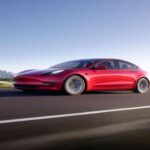 Aunque Tesla es conocida por sus vehículos eléctricos de alto rendimiento, también destaca por sus costos de mantenimiento relativamente bajos en comparación con otras marcas de lujo. Durante los primeros 5 años, los costos de mantenimiento son de $1,020, lo cual es bastante económico. A medida que el vehículo envejece, los costos aumentan ligeramente, alcanzando los $5,105 entre los 6 y 10 años. Sin embargo, el costo total a los 10 años sigue siendo razonable, con $6,125. La fiabilidad de Tesla y su tecnología avanzada contribuyen a estos bajos costos de mantenimiento, haciendo de la marca una opción económica a largo plazo para los propietarios de vehículos eléctricos.