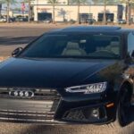 Audi se ha ganado una reputación por su estilo y tecnología avanzada, pero también es famosa por sus problemas mecánicos, especialmente en los modelos más antiguos. La marca suele enfrentar fallos electrónicos debido a su compleja tecnología, además de problemas con los motores turboalimentados que a menudo consumen más aceite de lo esperado. Las fallas en sensores y transmisiones también son comunes, lo que puede resultar en reparaciones costosas. Aunque Audi sobresale en términos de diseño y confort, su fiabilidad a largo plazo deja mucho que desear.