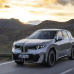 El BMW iX3 2027 es un modelo que promete redefinir los SUVs eléctricos de lujo. Con una autonomía estimada de 640 kilómetros y un motor que entrega 463 caballos de fuerza, el iX3 está diseñado para una experiencia de conducción impresionante. Lo que realmente lo distingue es su capacidad de carga ultrarrápida, que permitirá recargar las baterías del 10 al 80 % en solo 21 minutos. Con un precio que se estima en $60,000, este crossover eléctrico no solo se perfila como una opción altamente eficiente, sino también como una de las opciones más dinámicas de BMW.
