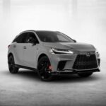 El Lexus RX ha sido un referente en el mercado de los SUV de lujo durante décadas, y su fiabilidad es una de las principales razones de su éxito. Con un diseño interior elegante, tecnología avanzada y una eficiencia de combustible impresionante, el RX 2026 parte de los $51,175 y se presenta como una opción de lujo para quienes buscan un SUV robusto sin tener que preocuparse por las reparaciones constantes. Gracias a la calidad de construcción de Toyota, el RX es un vehículo confiable que no decepcionará a largo plazo.