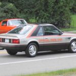 Los Mustang de carrocería Fox Body combinan estética retro con motores V8 robustos y facilidad de modificación. Su popularidad entre los entusiastas crece cada año, y todavía se pueden encontrar por $5,000 a $15,000. Con potencial de apreciación y alto disfrute al volante, son una opción clásica y accesible.