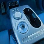 Genesis evita el minimalismo extremo que oculta funciones esenciales en menús interminables. Asientos calefactables y ventilados, botón de arranque tradicional y un shifter rotativo se integran de manera intuitiva. El nuevo display OLED de 27 pulgadas combina instrumentos y navegación, ofreciendo compatibilidad inalámbrica con Apple CarPlay sin saturar la cabina de pantallas táctiles.