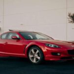 El RX-8 destacó por su motor rotativo de altas revoluciones y su distribución de peso equilibrada. Las puertas traseras con bisagras mejoraban la accesibilidad sin comprometer el estilo del cupé. Ligero y preciso, recompensaba a quienes buscaban dirección viva y diversión al volante, ofreciendo una experiencia más emocional que puramente rápida.