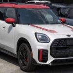 El Mini Cooper S 2025 combina performance de hot-hatch en un paquete compacto y estilizado. Su motor turbo ofrece gran torque desde bajas revoluciones y aceleración rápida, mientras que la dirección precisa y la corta distancia entre ejes lo hacen ágil en ciudad y curvas.

Interior: Diseño retro con tecnología moderna y opciones de personalización

Experiencia de conducción: Sorprendentemente estable y confiable a altas velocidades
Perfecto para quienes buscan un coche divertido y distintivo, fácil de manejar en el día a día.