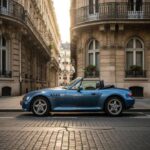 El BMW Z3, especialmente en sus versiones más antiguas, tiene un encanto nostálgico que lo hace un clásico accesible. Con su diseño inspirado en el BMW Z1, la calidad de conducción y la sensación de lujo en algunas de sus versiones se combinan perfectamente con su comportamiento en carretera. Aunque ciertos detalles no son los más refinados, el Z3 sigue siendo una máquina divertida para conducir, con un manejo que sorprende incluso a los conductores más experimentados. Además, la estética de este modelo clásico sigue siendo moderna incluso hoy en día.