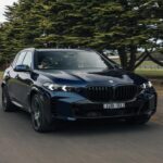 El BMW X5, conocido por su impresionante rendimiento y calidad de construcción, se mantiene como un referente en el mercado de SUV de lujo. Con un precio inicial de $146,900, este vehículo ha aumentado sus ventas en más del 16% anual, gracias a una estrategia constante de mejoras y actualizaciones. Detalles como la tapicería de cuero Merino BMW Individual y asientos delanteros de lujo mantienen la exclusividad del X5. Además, sus actualizaciones tecnológicas, que incluyen sistemas de infoentretenimiento avanzados y funciones de asistencia al conductor, hacen que este modelo siga siendo una opción premium muy atractiva para los compradores.