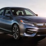 El Honda Accord es otro sedán muy apreciado por su fiabilidad y comodidad. Este modelo ofrece dos opciones de motorización: un motor de cuatro cilindros y 2.4 litros, ideal para quienes buscan eficiencia en el consumo, y un motor V6 de 3.5 litros, que proporciona más potencia para quienes buscan un rendimiento superior. Con un mantenimiento regular, ambos motores pueden superar fácilmente los 320,000 km. Si bien el V6 puede requerir un reemplazo de la correa de distribución alrededor de los 160,000 km, en general el Accord es un coche que te brindará muchos años de servicio sin complicaciones.