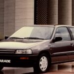 El Daihatsu Charade GTti sorprendió al mundo al alcanzar los 100 CV por litro a finales de los años ochenta, una cifra propia de coches de competición. Su motor tricilíndrico turbo de 993 cc, unido a un peso reducido, le permitía acelerar de 0 a 100 km/h en apenas 7,7 segundos. Además de rápido, era ágil y eficaz, llegando incluso a destacar en rallyes tan exigentes como el Safari.